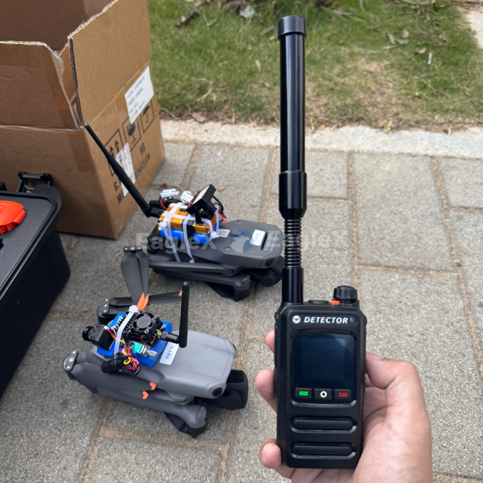 1.5-2KM Handheld FPV Drohnendetektor Detektion 8001500MHz、24002485MHz、57255850MHz 1