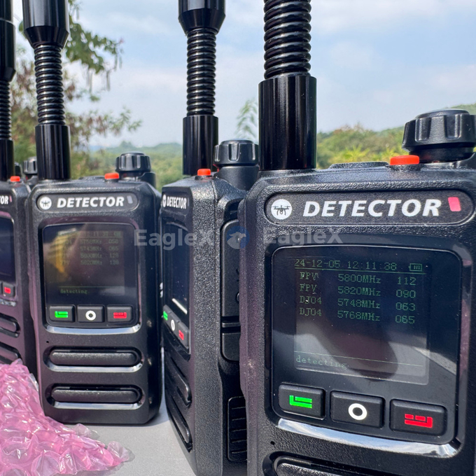 1.5-2KM Handheld FPV Drohnendetektor Detektion 8001500MHz、24002485MHz、57255850MHz 0