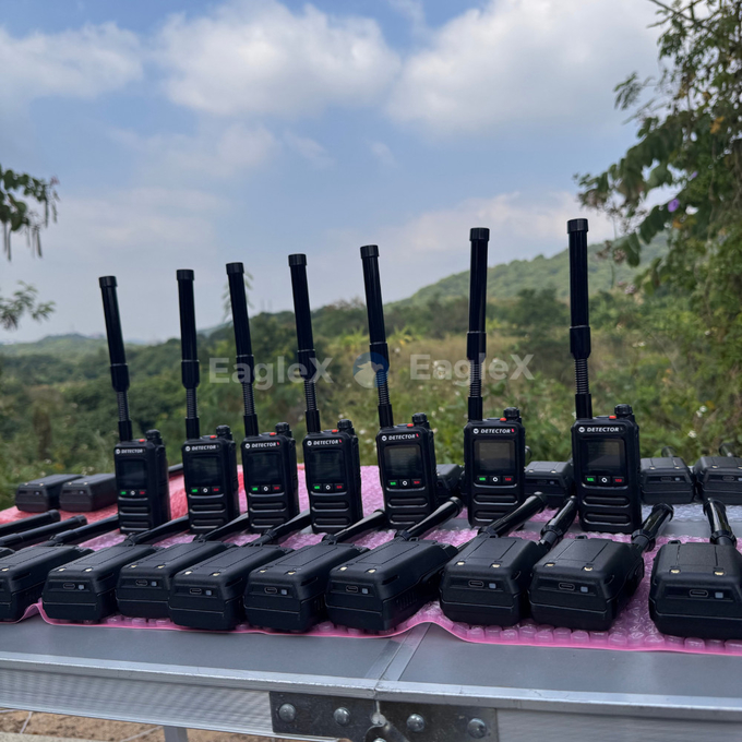 1.5-2KM Handheld FPV Drohnendetektor Detektion 8001500MHz、24002485MHz、57255850MHz 2
